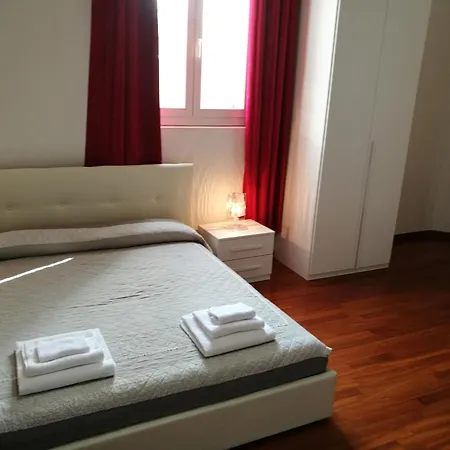 Residenza Piazza Dei Martiri 8 ボローニャ