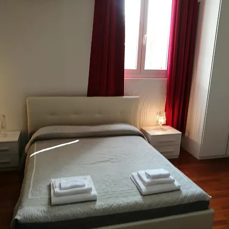 アパート Residenza Piazza Dei Martiri 8 ボローニャ