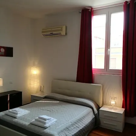 Residenza Piazza Dei Martiri 8 アパート ボローニャ